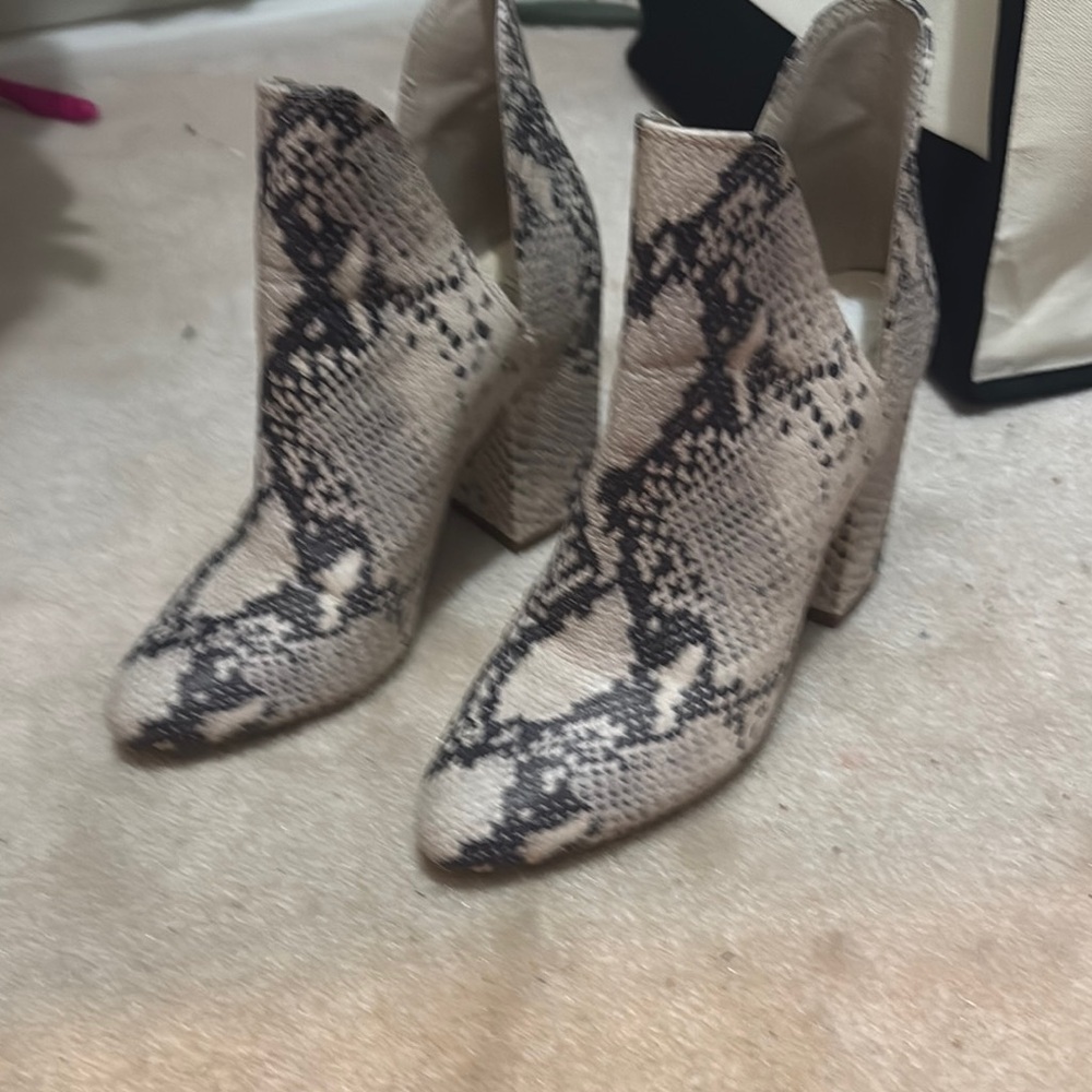 Steve Madden Cream and Black Heeled Boots with Modern Silhouette